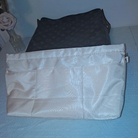 Louis Vuitton Vintage Monogram Tote Handbag with Loop Handle - Picture 8 of 15